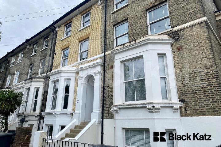 Offing Over 60 Sq. Mts. Of Living & Entertaining Space Flaxman Road , Loughborough Junction 